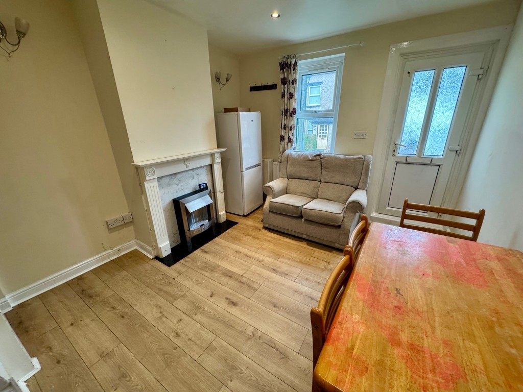 Lot: 91 - FREEHOLD END-TERRACE PROPERTY DIVIDED INTO A TWO-BEDROOM MAISONETTE AND GARDEN FLAT - Maisonette - living room - dining room